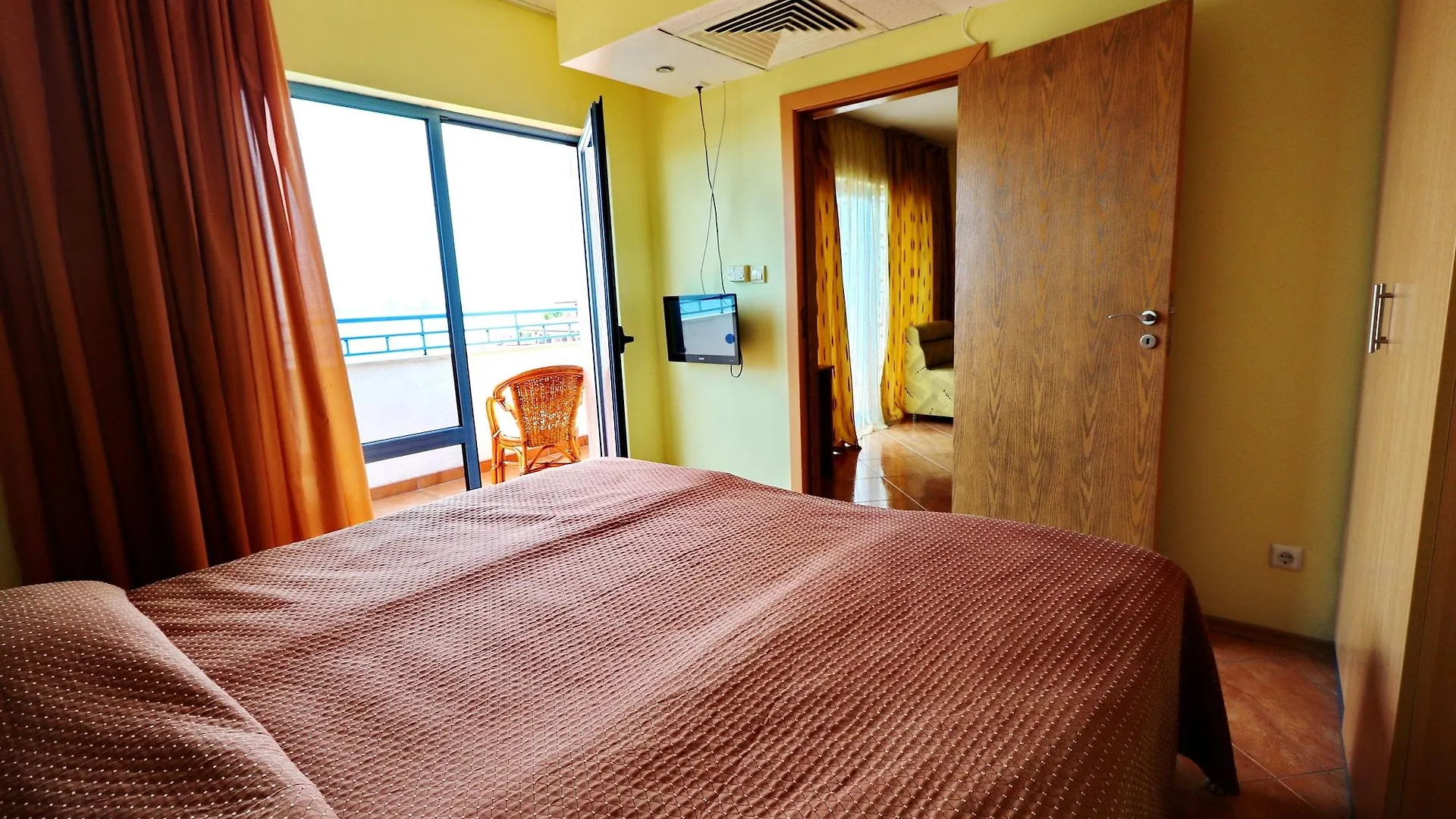 Bora Bora Hotel Σάνι Μπιτς 3*,