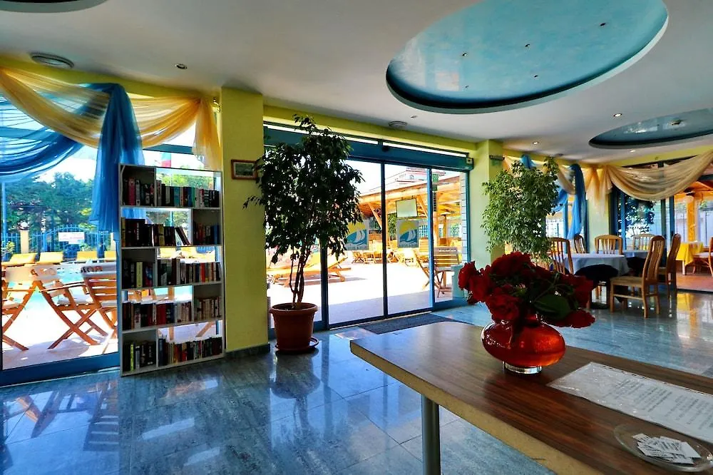 Bora Bora Hotel Σάνι Μπιτς 3*,